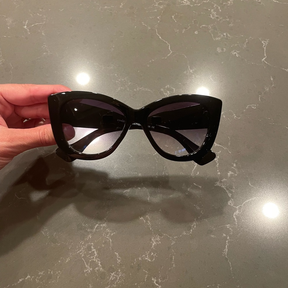 Thick, black, cat eyed sunglasses 😎